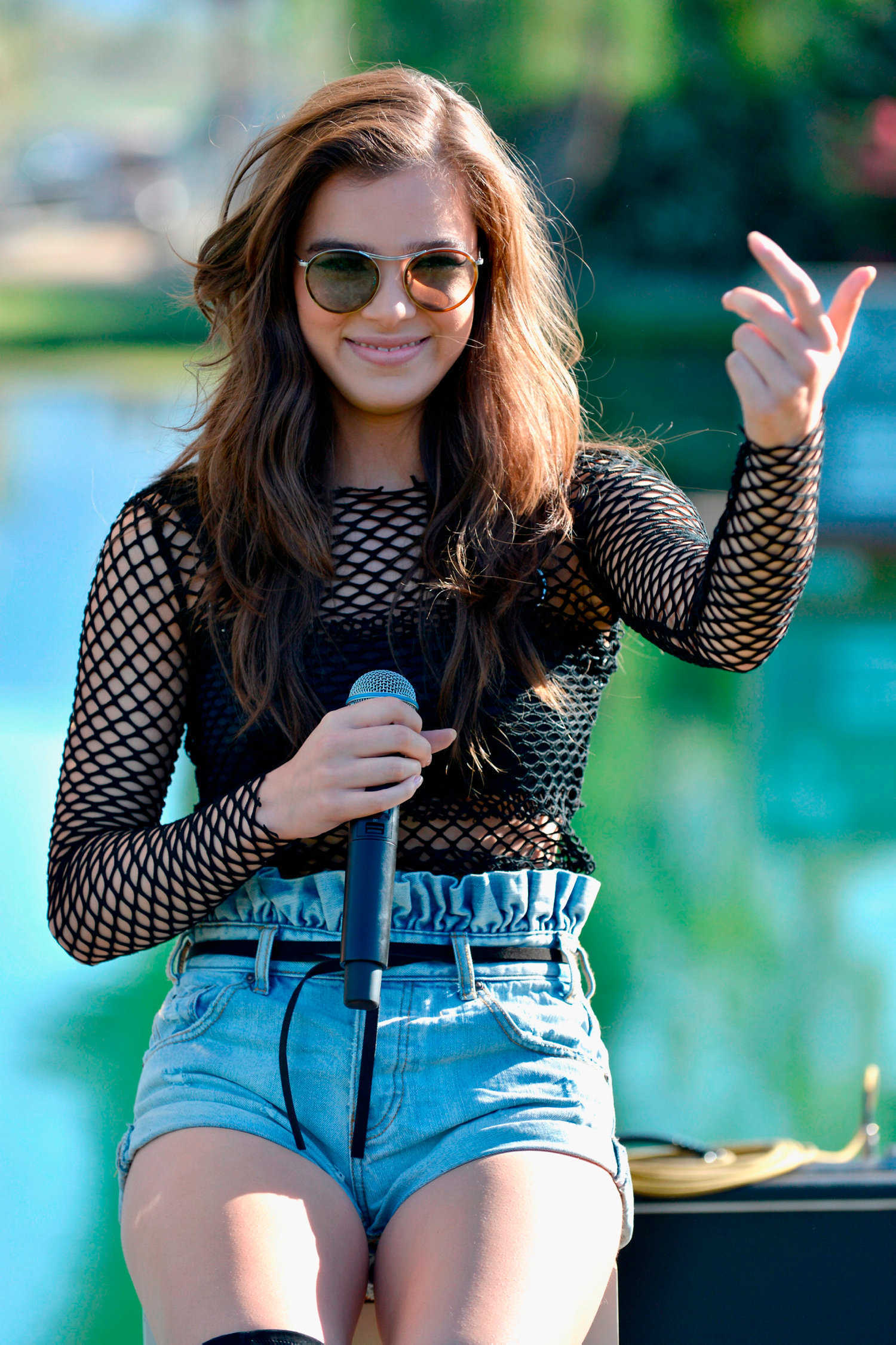 Hailee Steinfeld Performs During The Hyde Away in Thermal – Celeb Donut1500 x 2251