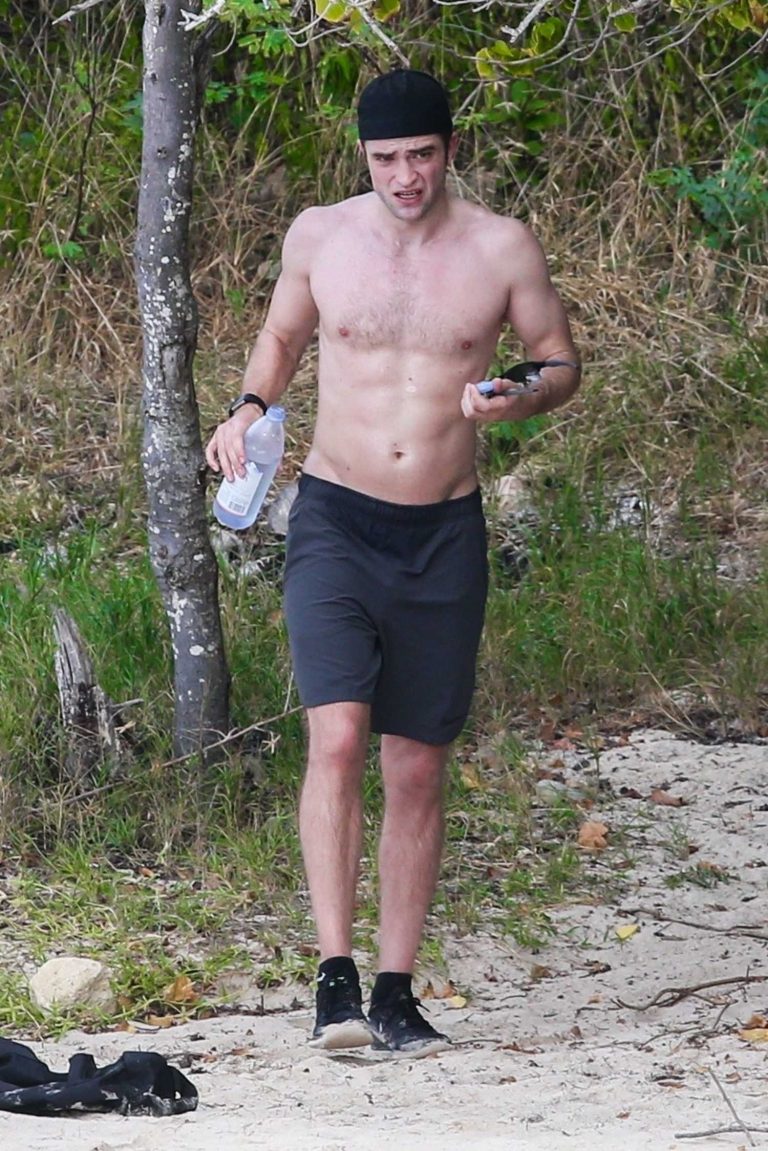 Robert Pattinson Works Out on the Beach in Antigua – Celeb Donut