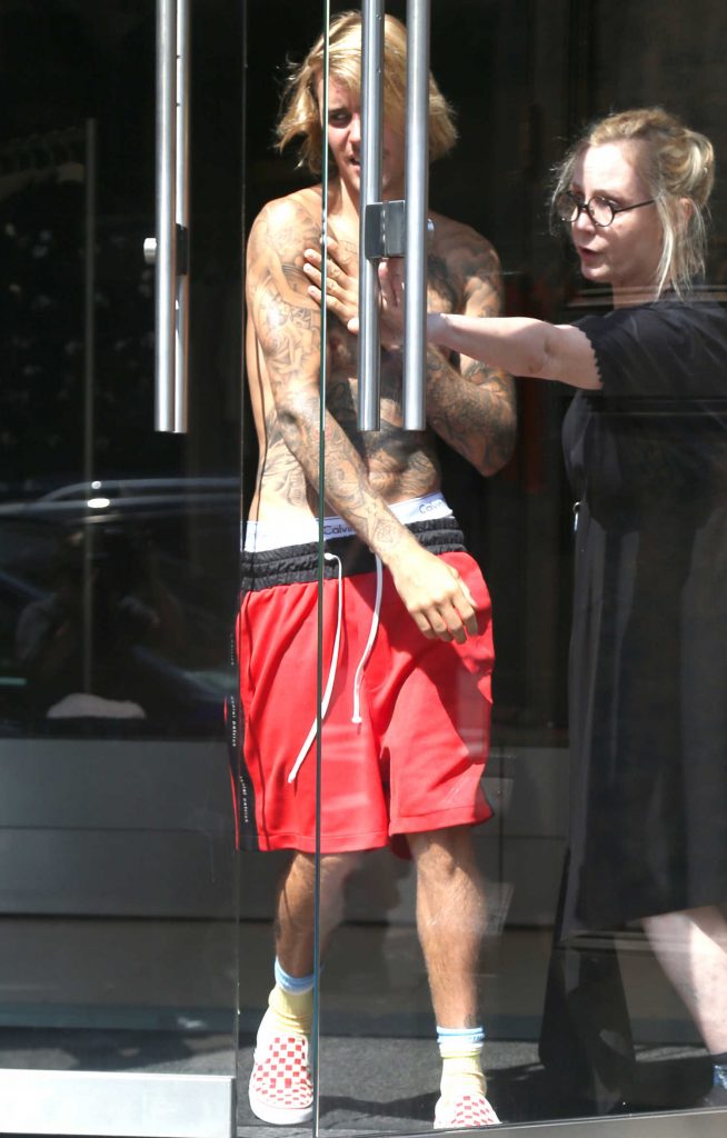 Justin Bieber Out Shirtless In New York City Celeb Donut