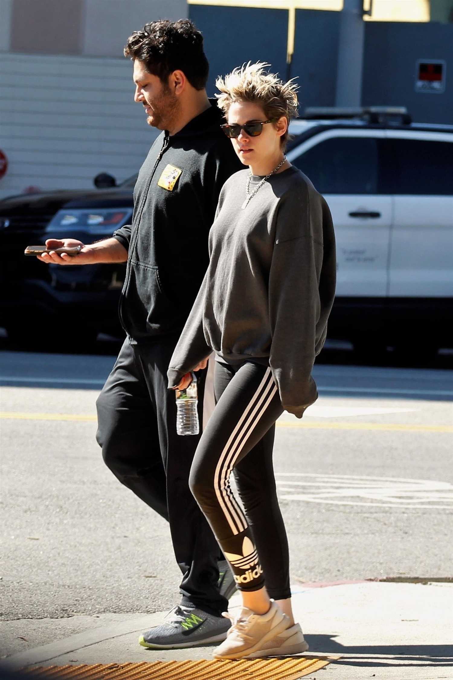Kristen Stewart in a Gray Sweatshirt Was Seen Out in Los Feliz – Celeb Donut1500 x 2250