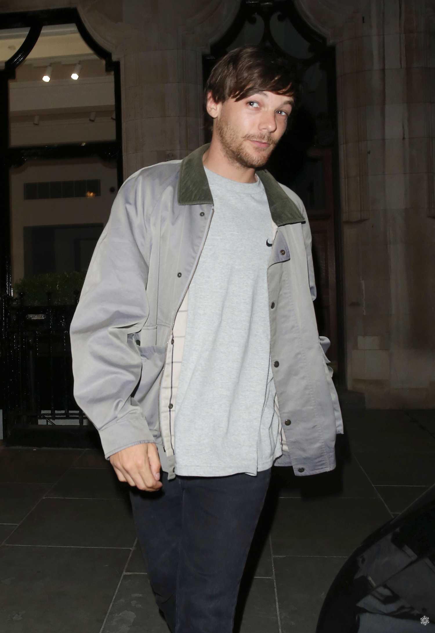 Louis Tomlinson in a Gray Jacket Was Seen Out in London – Celeb Donut