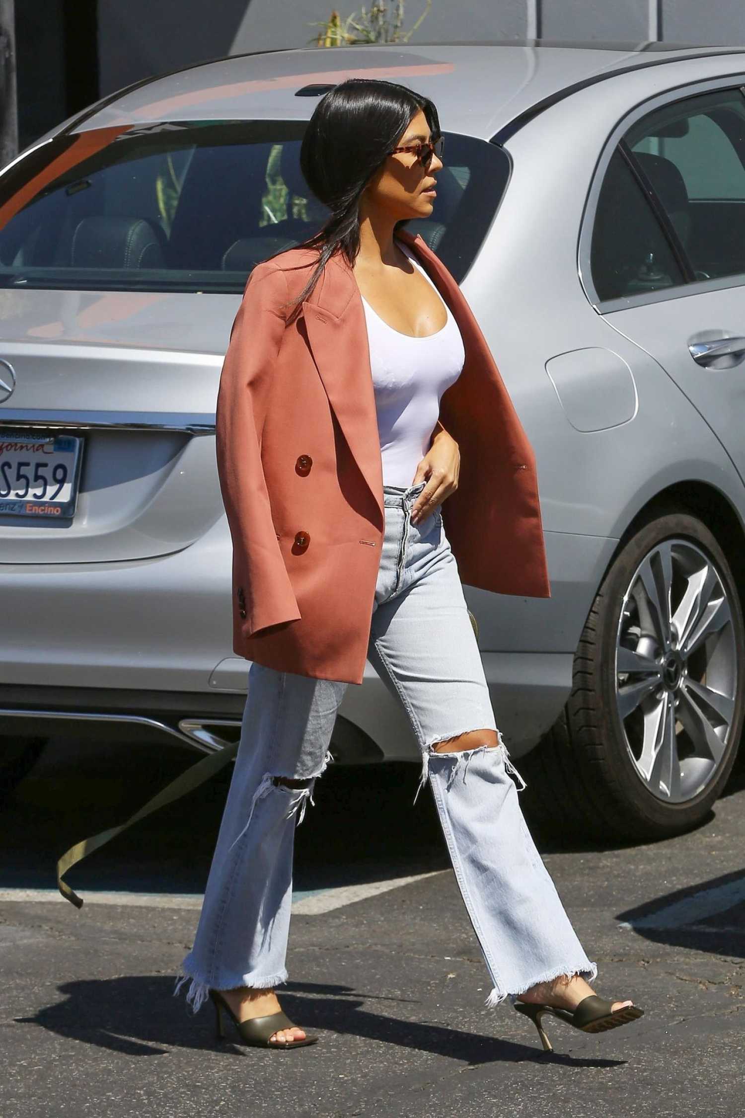 Kourtney Kardashian pairs a bodysuit with jeans | Daily 