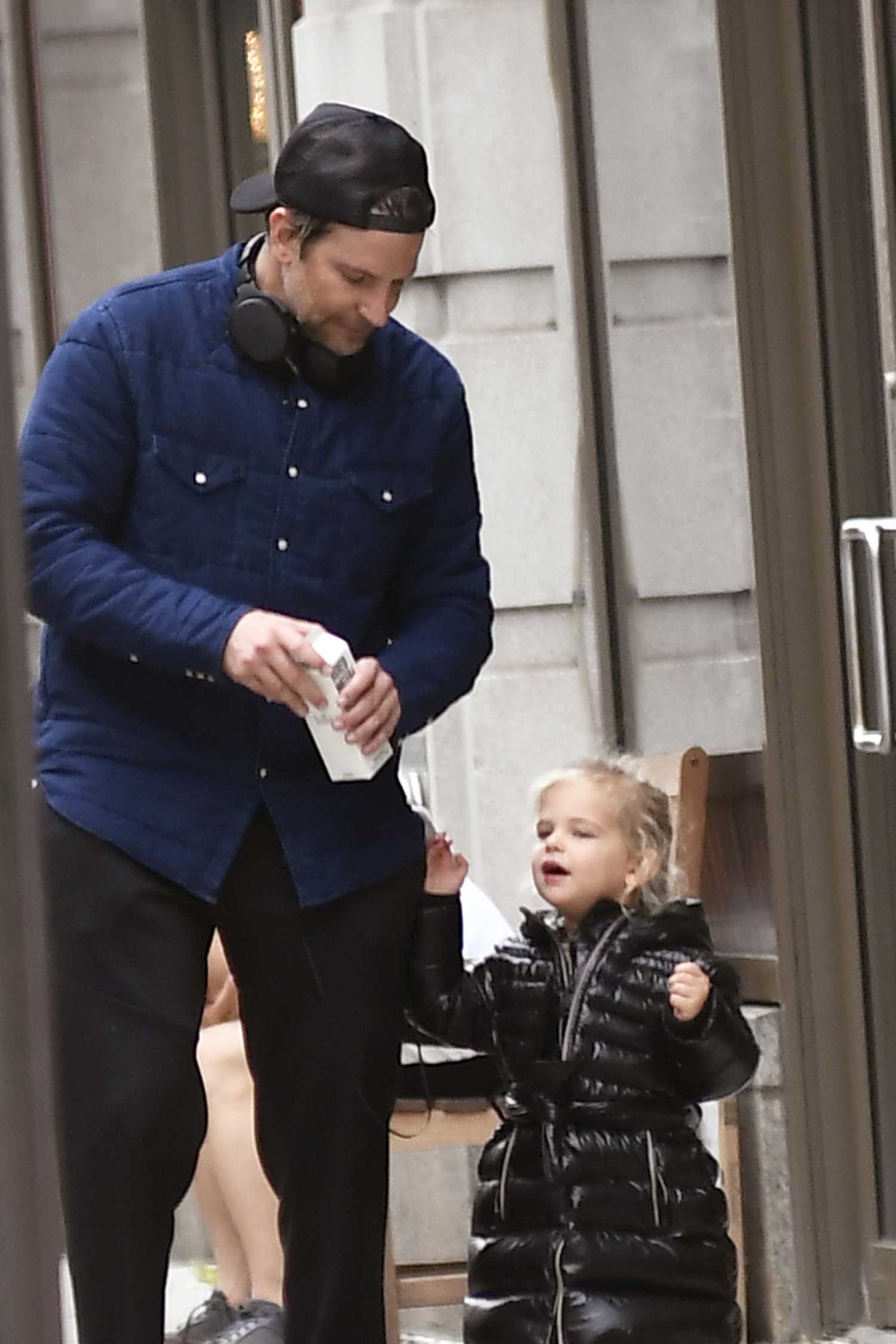 Bradley Cooper in a Black Cap Was Seen Out with His Daughter in New York – Celeb Donut