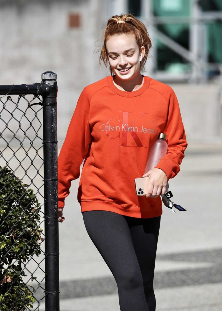 Abbie Chatfield in an Orange Sweatshirt Was Seen Out in Brisbane