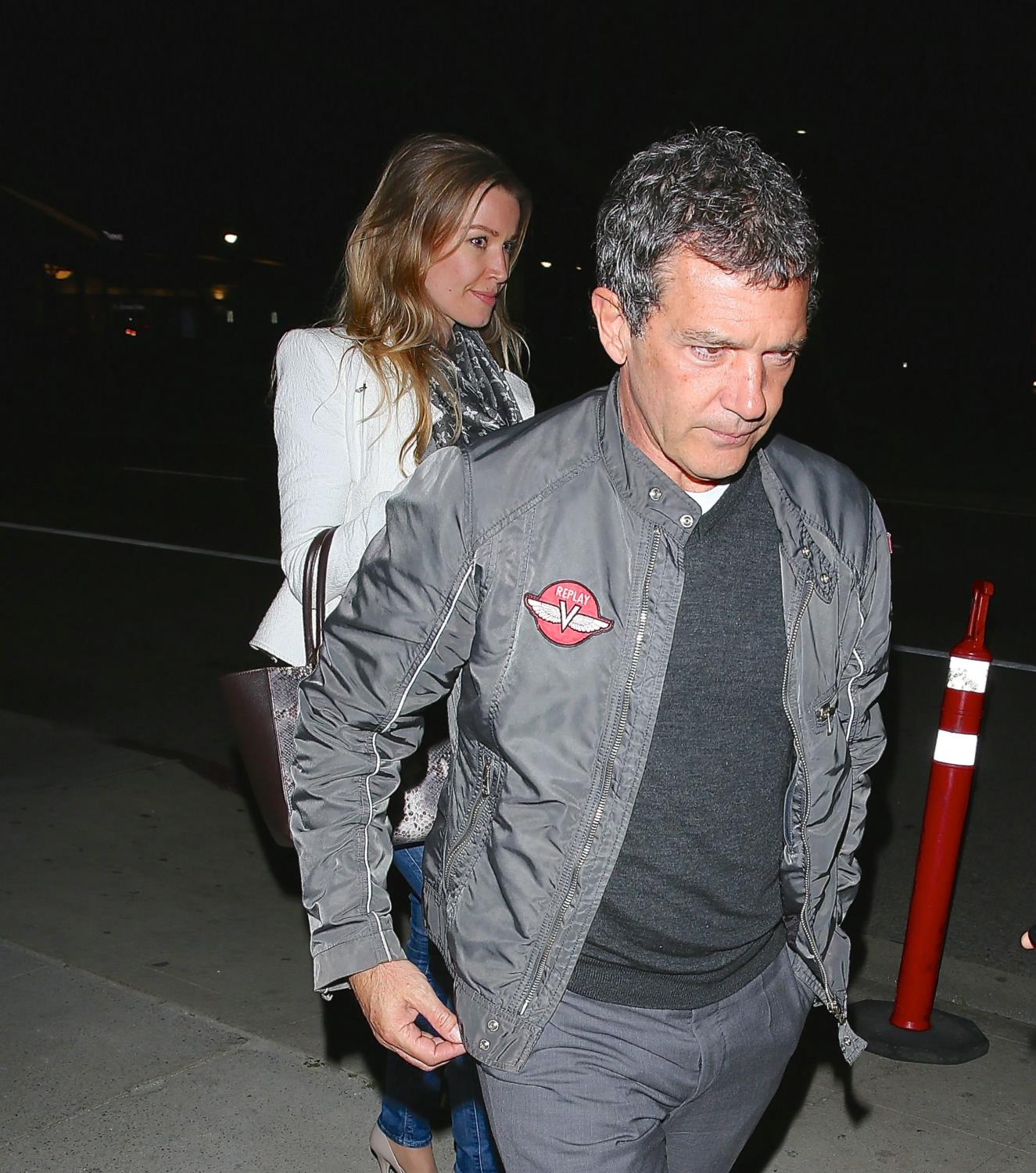 Antonio Banderas Out With Girlfriend Nicole Kimpel – Celeb Donut1325 x 1500
