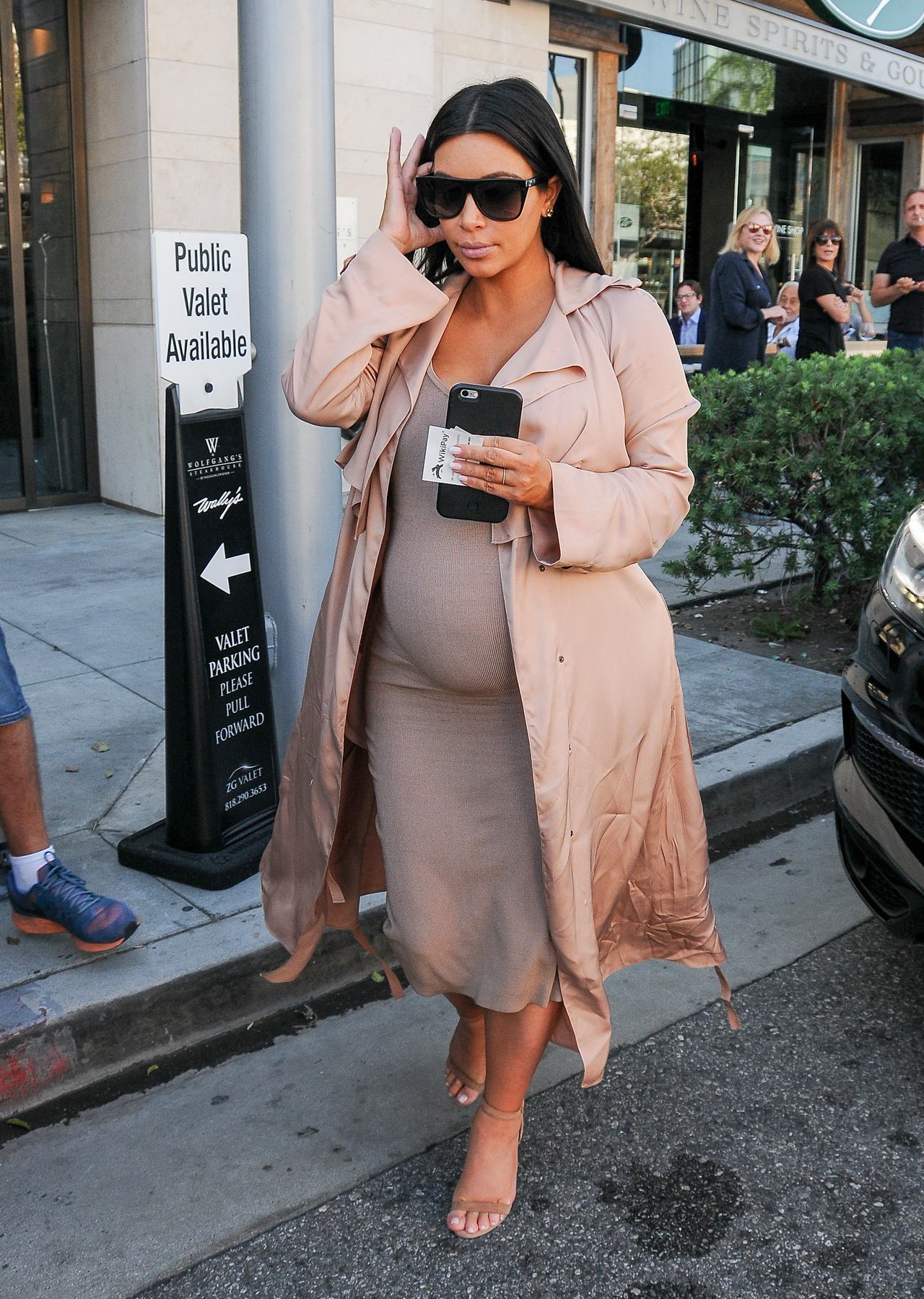 Heavily Pregnant Kim Kardashian Out In La Celeb Donut 