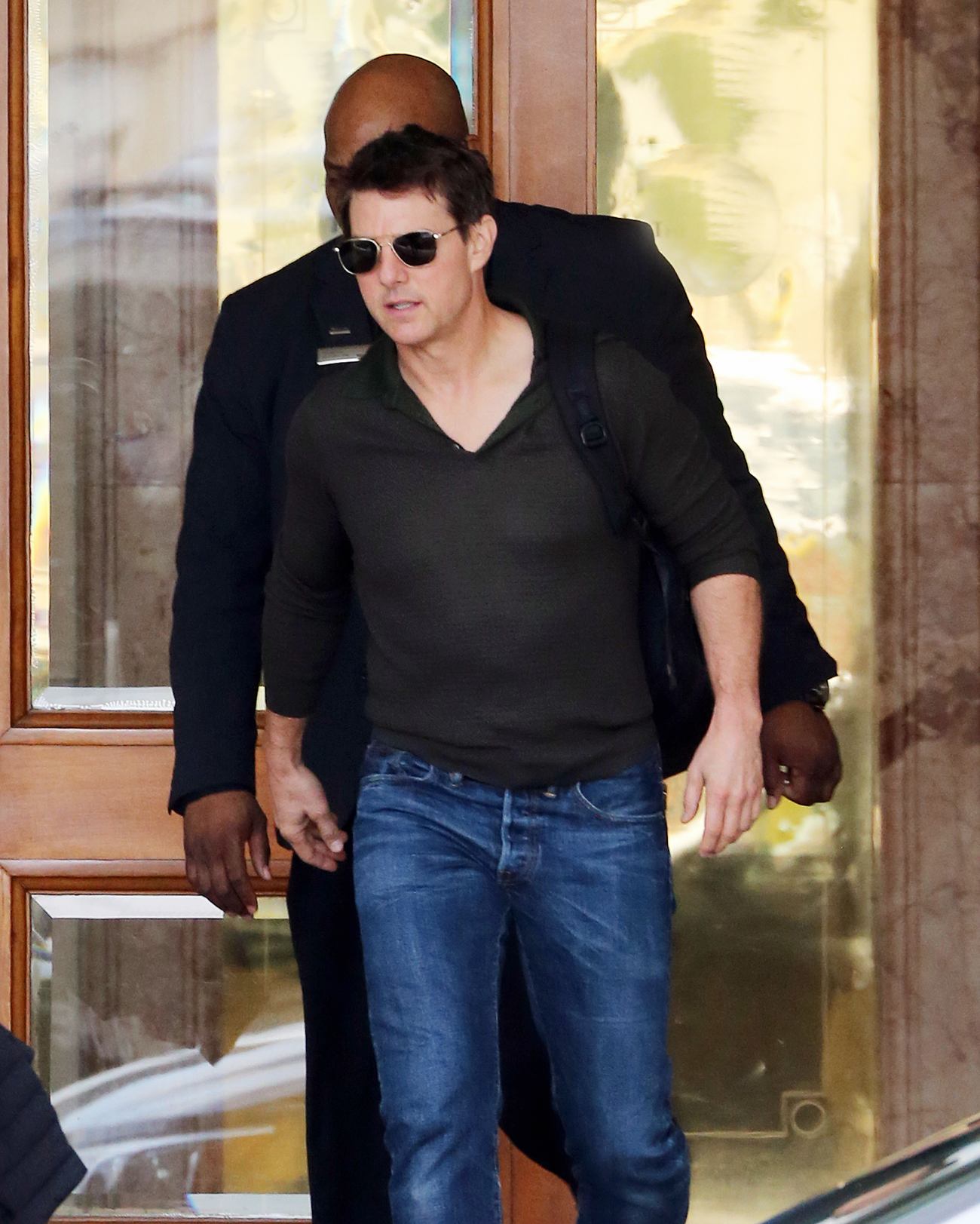 Tom Cruise Leaves His New Orleans Hotel – Celeb Donut