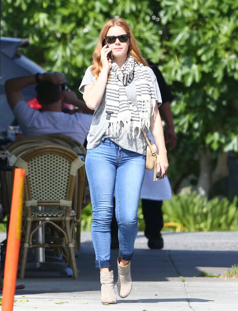 amy-adams-leaves-la-conversation-in-beverly-hills-1