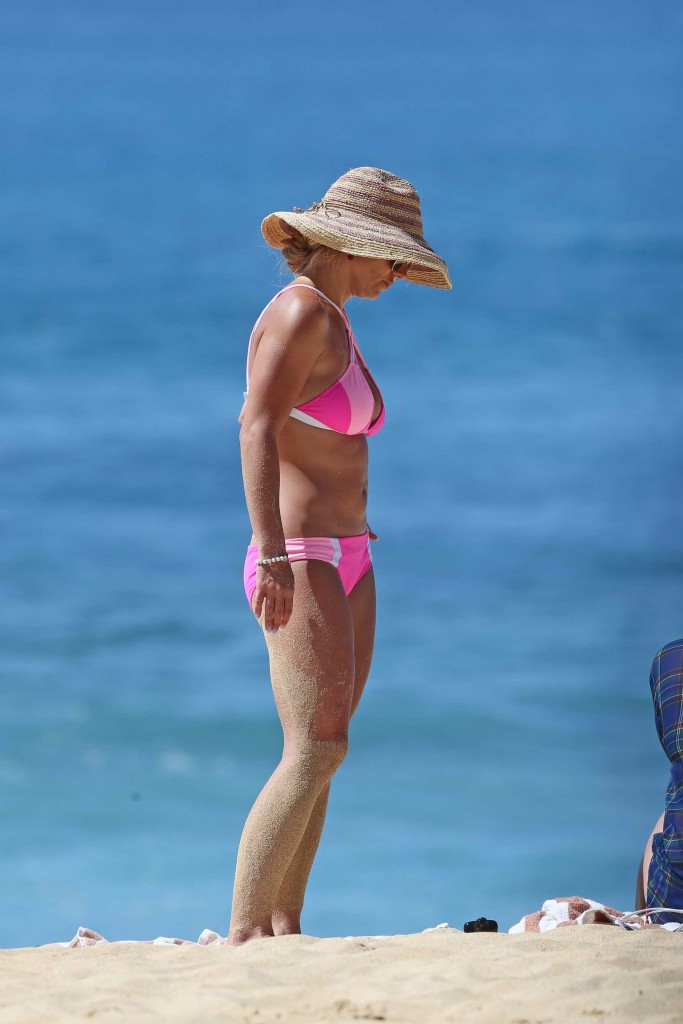 Britney Spears Wearing a Pink Bikini at the Beach in Hawaii-2