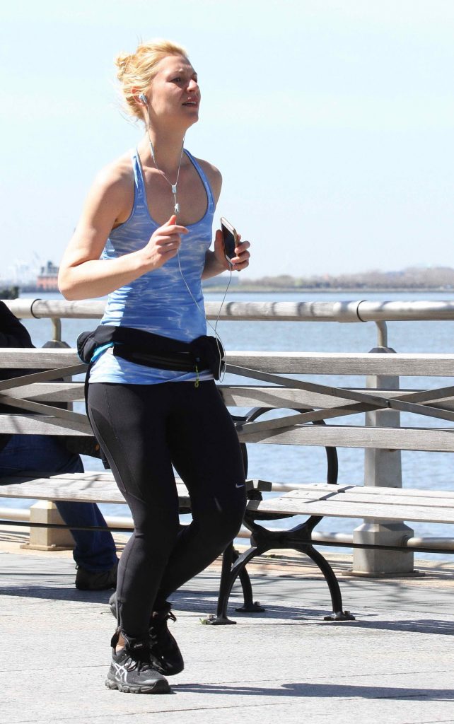Claire Danes Was Jogging in New York City-3