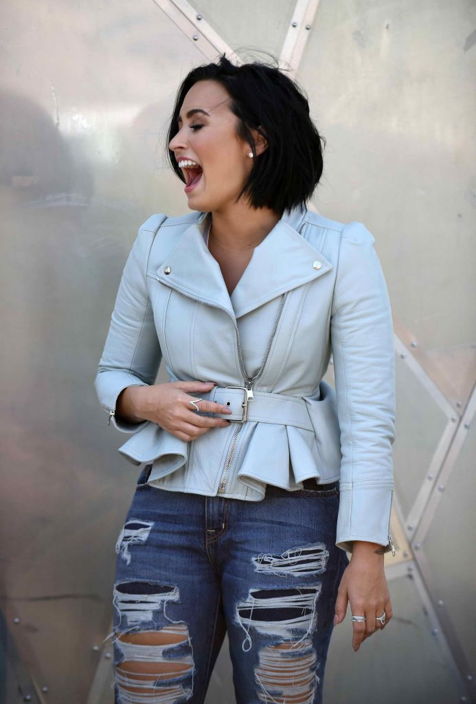 Demi Lovato Outside Urban Outfitters on Melrose Avenue-4