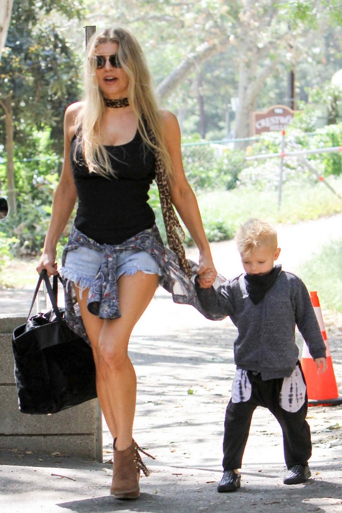 Fergie Takes a Stroll at the Park Los Angeles-4