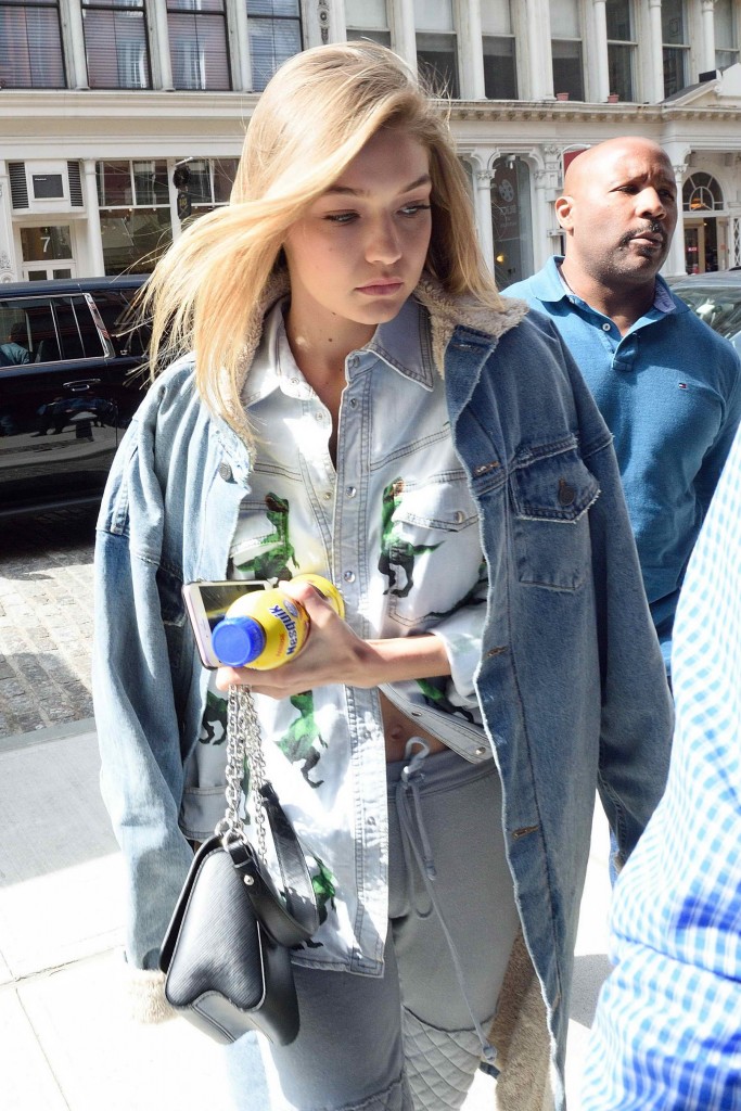 Gigi Hadid Returnes to Her Apartment in New York-1