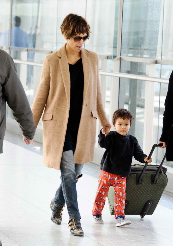 Halle Berry Arrives at Heathrow Airport in London-4