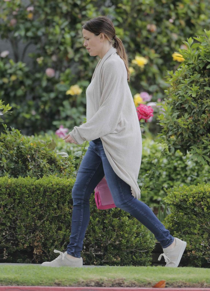 Jennifer Garner Leaves the Brentwood Country-3