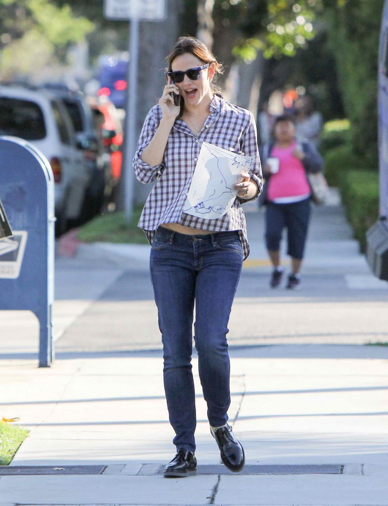 Jennifer Garner Takes a Stroll in Los Angeles-2