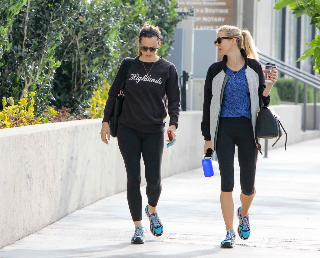 Jennifer Garner With a Friend Having a Coffee in LA-4