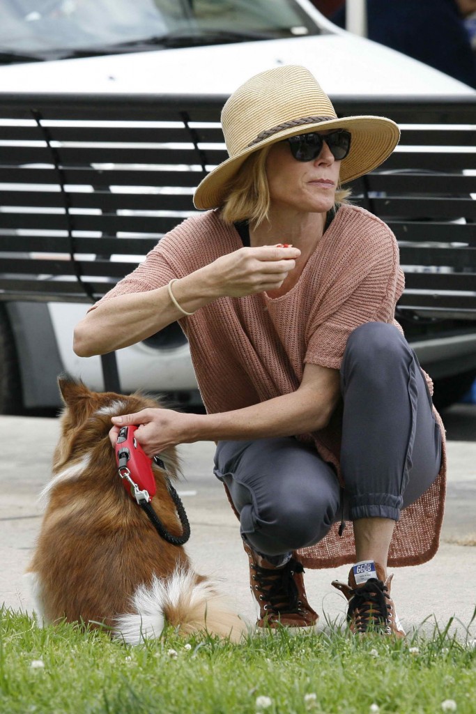 Julie Bowen at the Farmers Market in Los Angeles-1