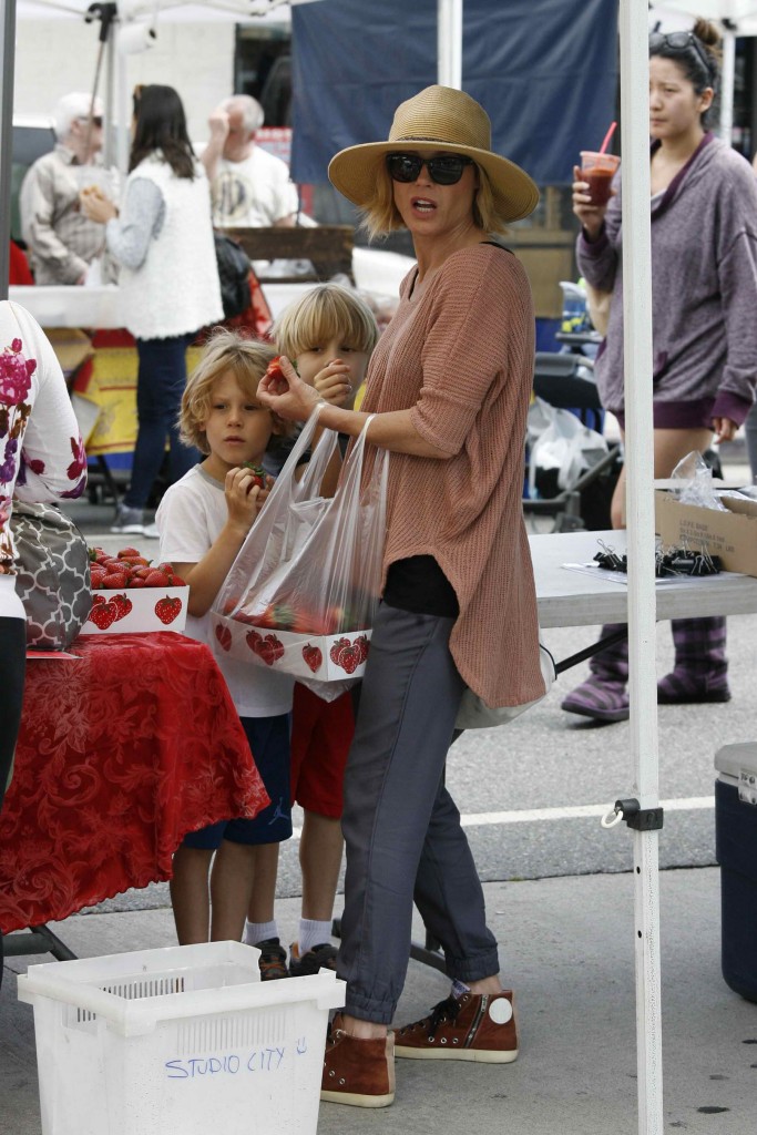 Julie Bowen at the Farmers Market in Los Angeles-2