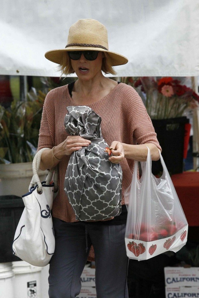Julie Bowen at the Farmers Market in Los Angeles-3