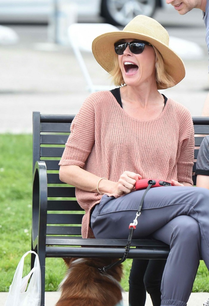 Julie Bowen at the Farmers Market in Los Angeles-4