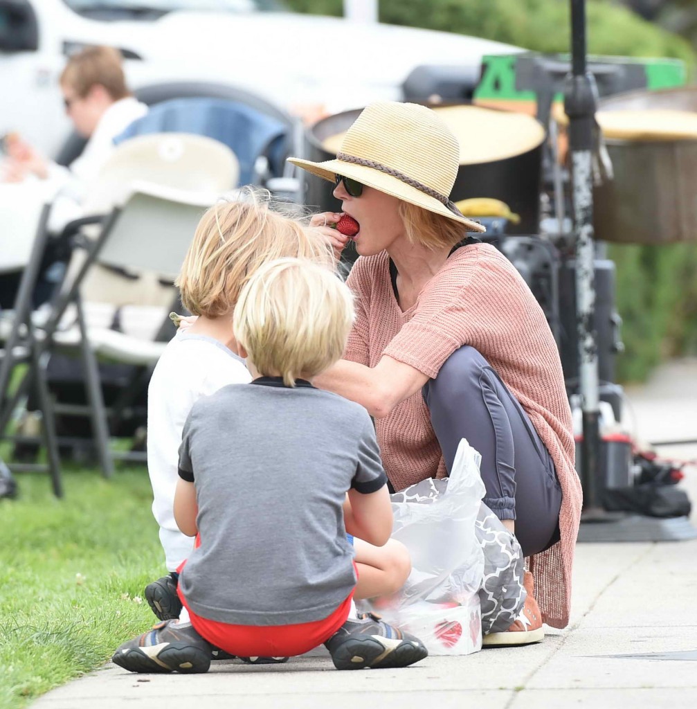 Julie Bowen at the Farmers Market in Los Angeles-5