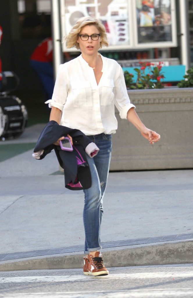 Julie Bowen Goes to L.A. Live in Downtown Los Angeles-3