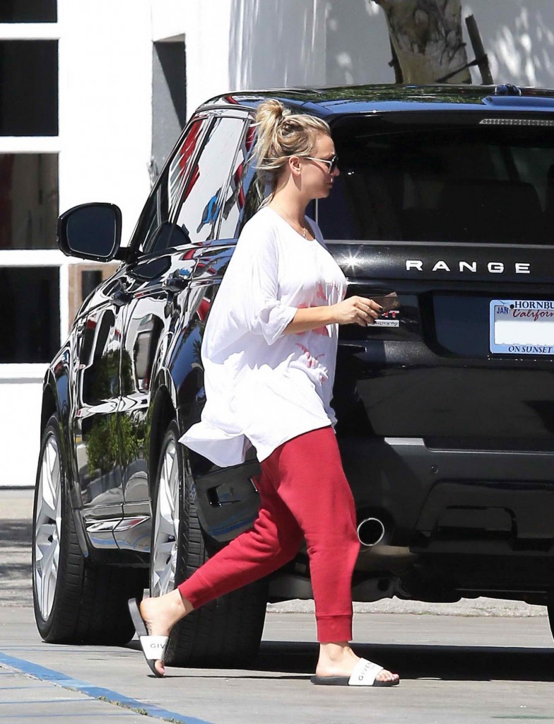 Kaley Cuoco at a Gas Station in Los Angeles-1