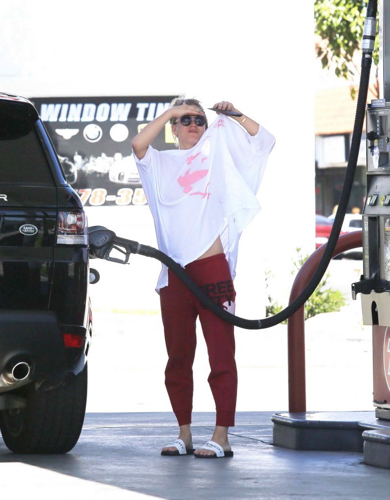 Kaley Cuoco at a Gas Station in Los Angeles-3