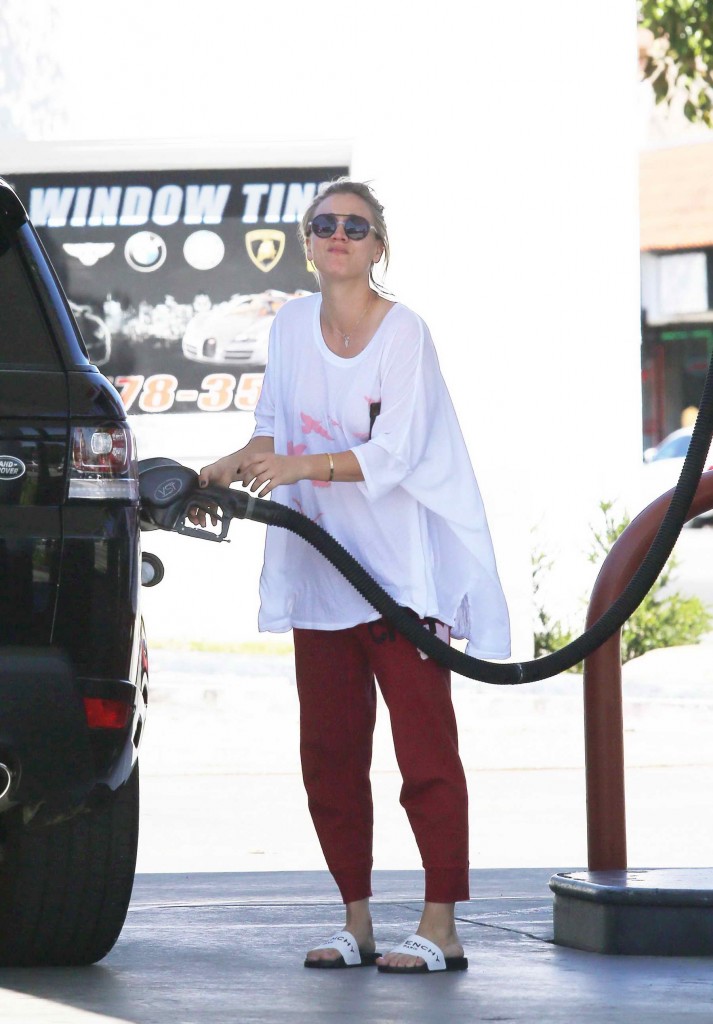 Kaley Cuoco at a Gas Station in Los Angeles-4