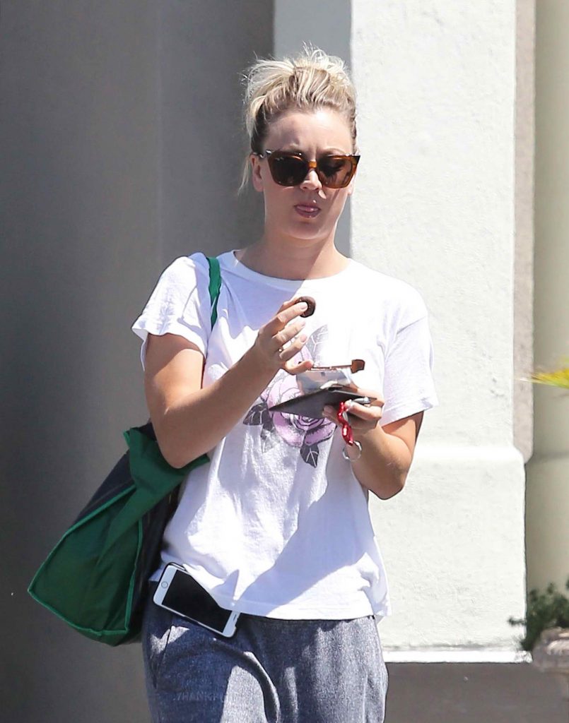 Kaley Cuoco Pickes up Some Groceries in Los Angeles-1