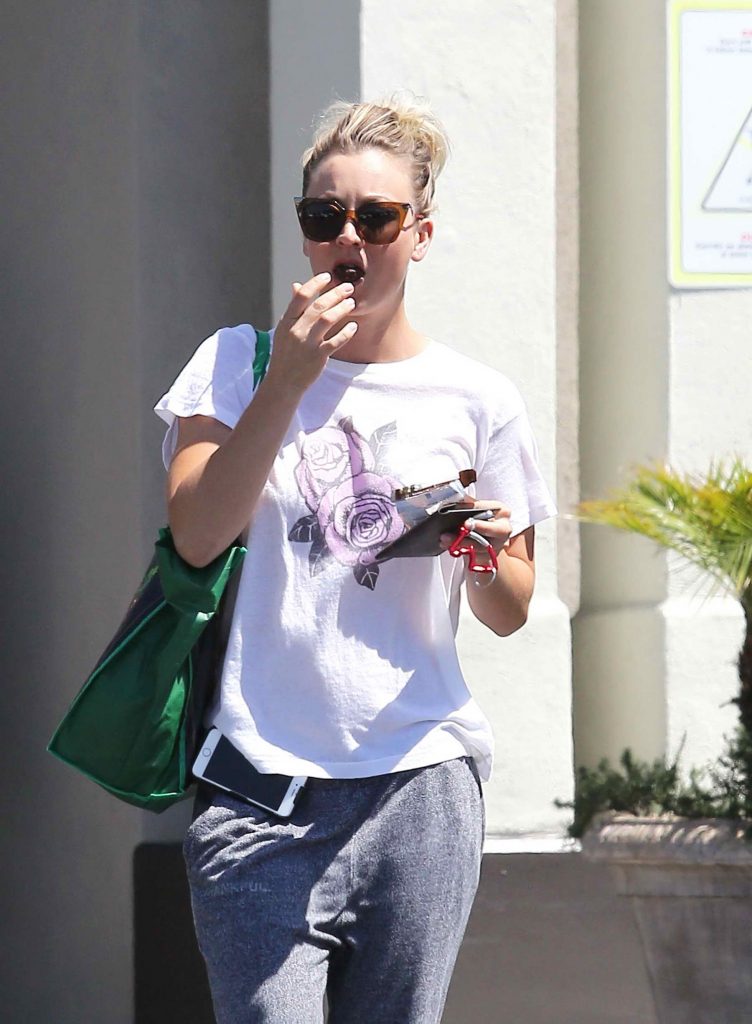 Kaley Cuoco Pickes up Some Groceries in Los Angeles-2