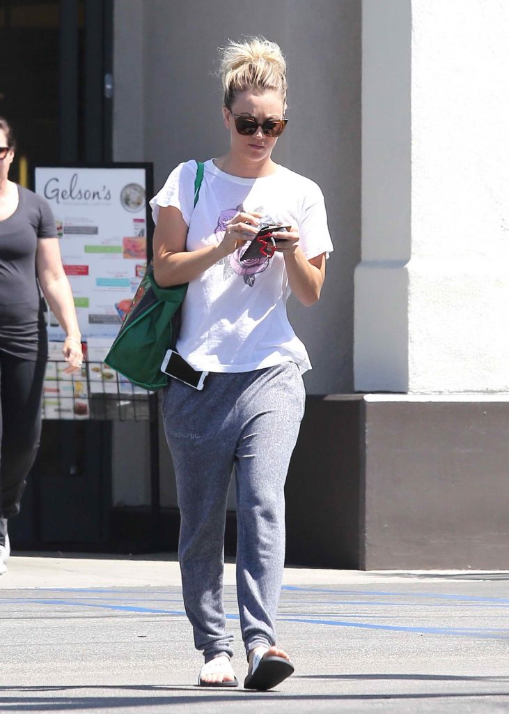 Kaley Cuoco Pickes up Some Groceries in Los Angeles-3