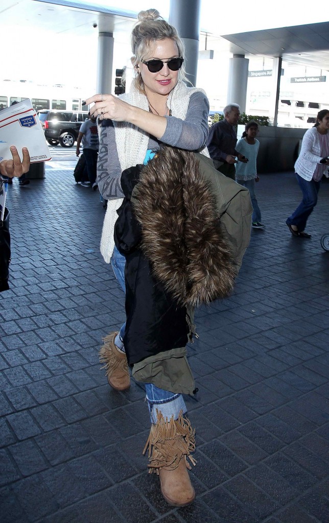 Kate Hudson Was Seen at the Los Angeles International Airport-1