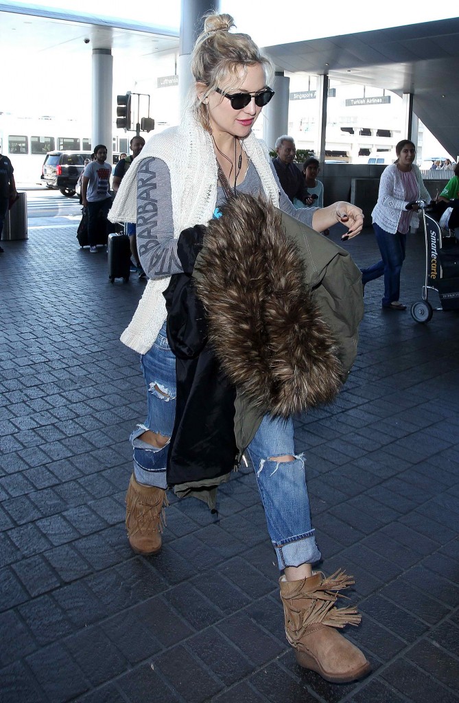 Kate Hudson Was Seen at the Los Angeles International Airport-2