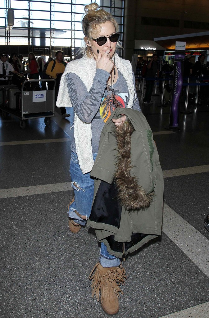 Kate Hudson Was Seen at the Los Angeles International Airport-3