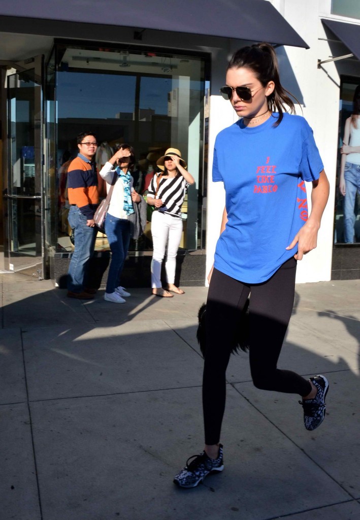 Kendall Jenner Was Seen at the Cheesecake Factory in Beverly Hills-2