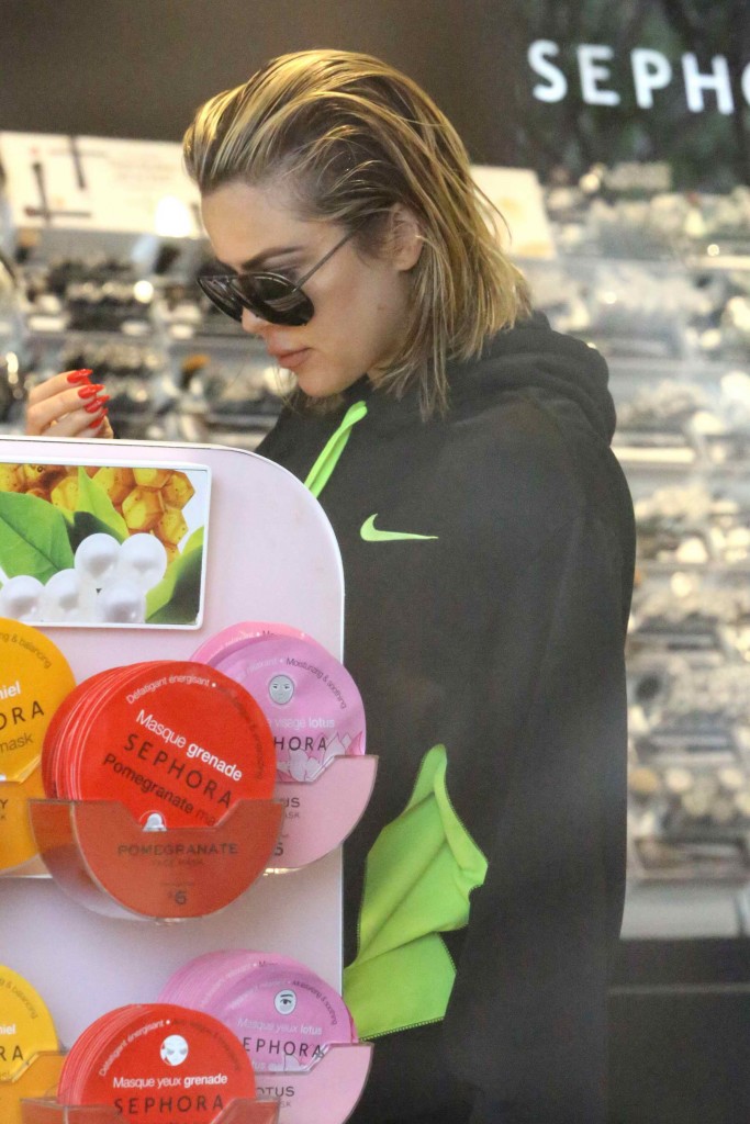 Khloe Kardashian Shopping at Sephora in Calabasas-5