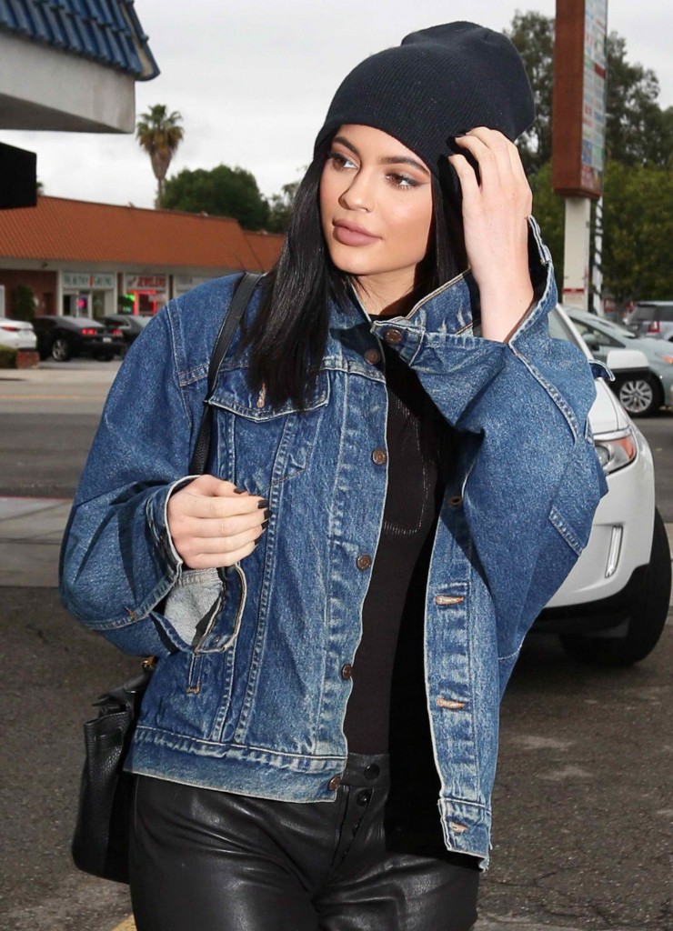 Kylie Jenner Out in Woodland Hills-1