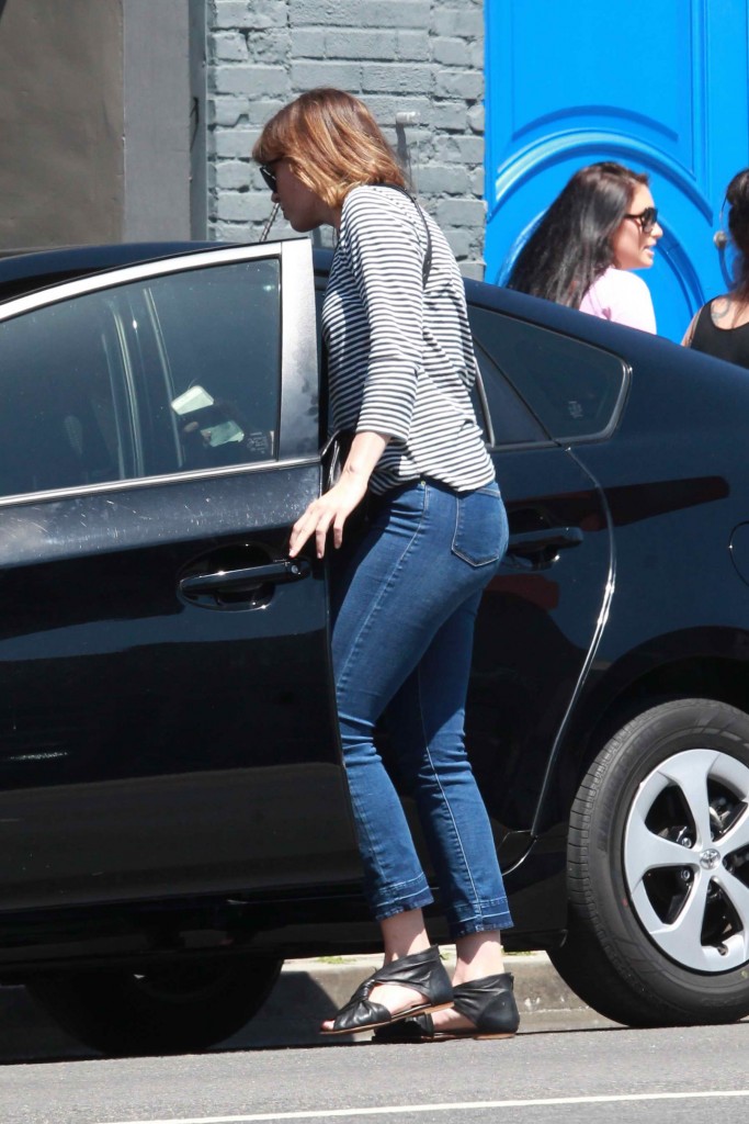 Mandy Moore Takes a Stroll in Los Angeles-4