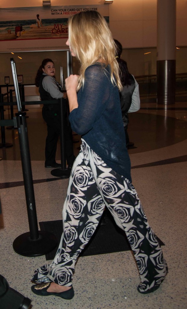 Margot Robbie Was Seen at LAX Airport in Los Angeles-4