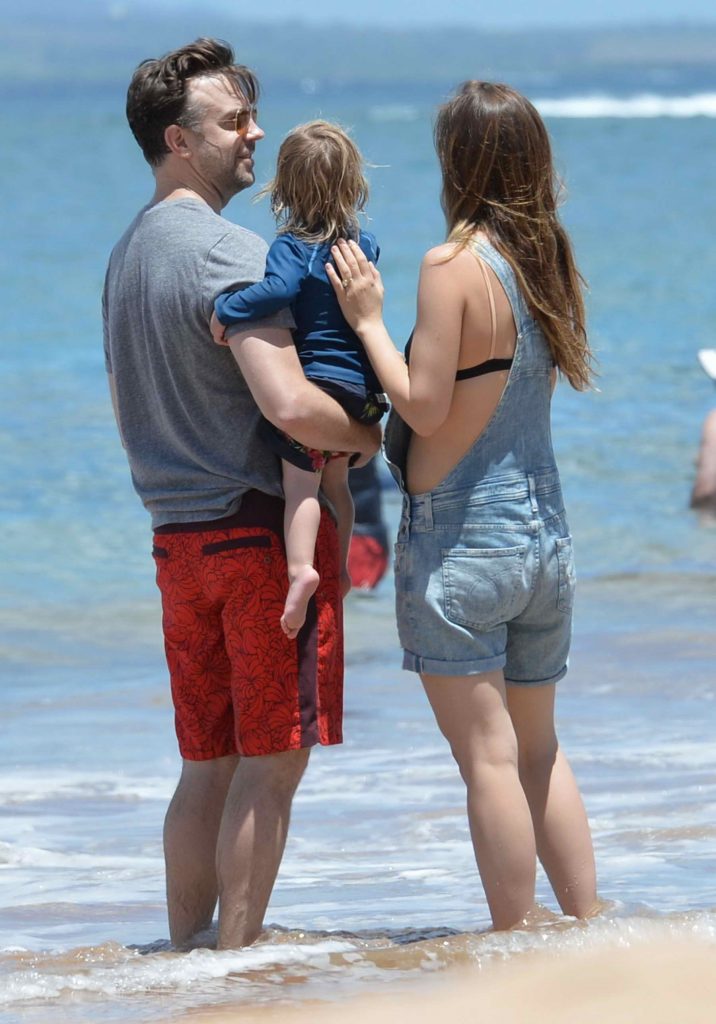 Olivia Wilde With Family at the Beach in Hawaii-6