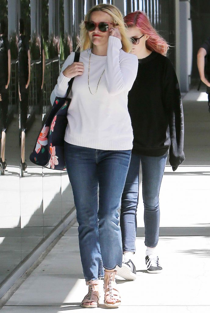 Reese Witherspoon Checks Out a New Private School in Los Angeles-1