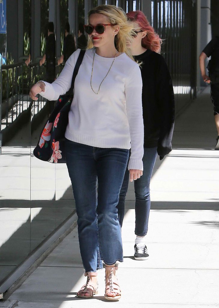 Reese Witherspoon Checks Out a New Private School in Los Angeles-2