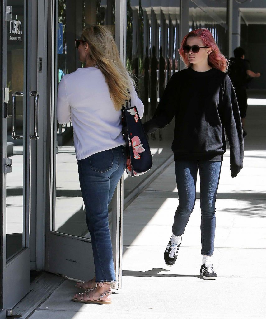 Reese Witherspoon Checks Out a New Private School in Los Angeles-4