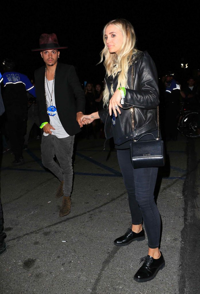 Ashlee Simpson Attends Rihanna's Concert in Los Angeles-1