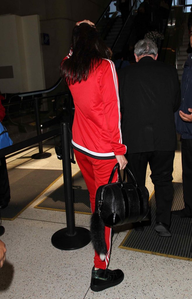Bella Hadid Arrives at LAX Airport in Los Angeles-5
