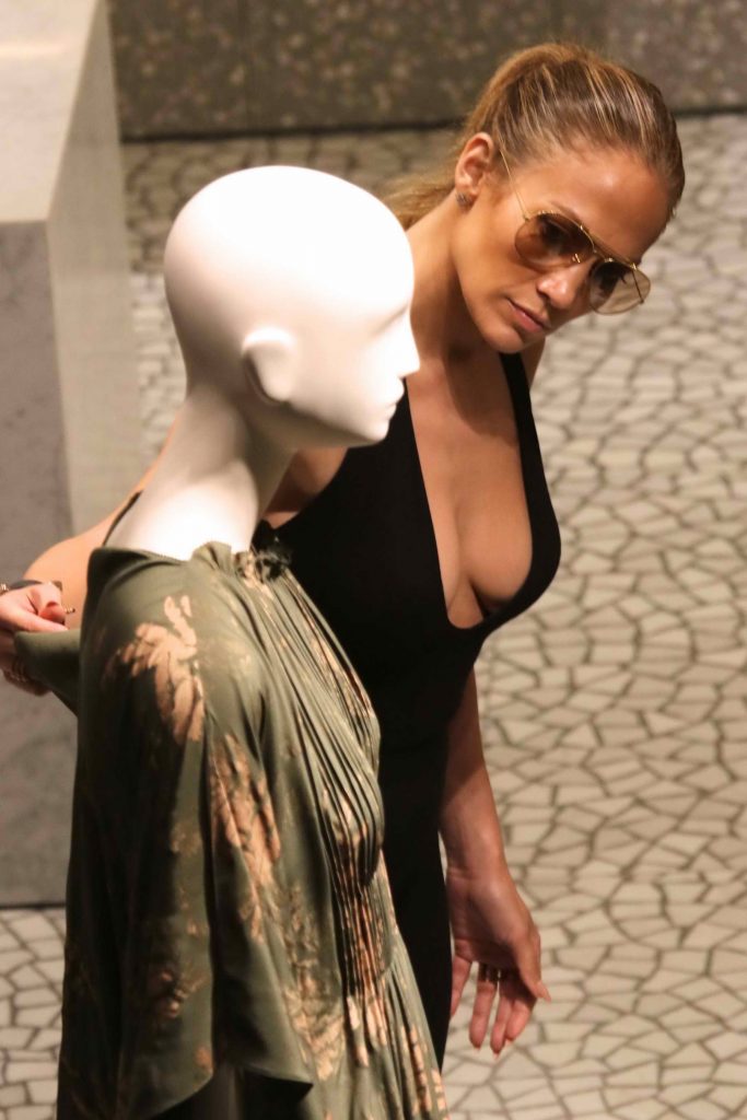 Jennifer Lopez Shops in Miami-1
