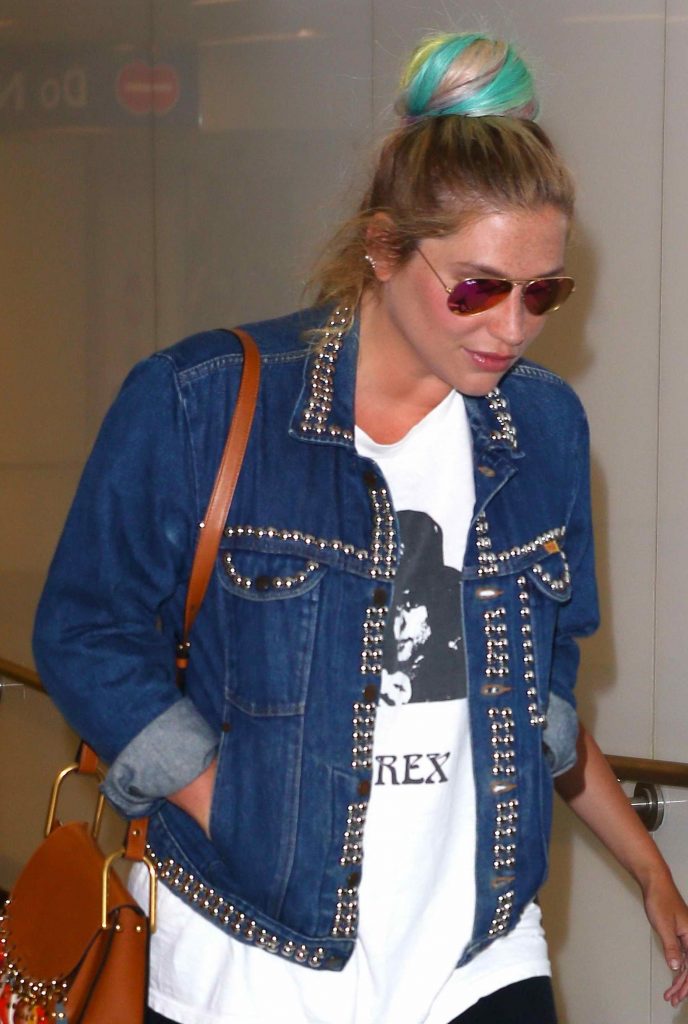 Kesha Was Seen at LAX Airport in Los Angeles-1