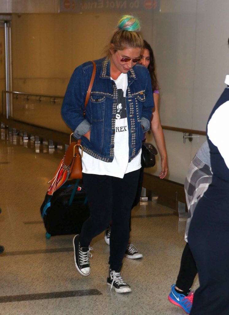Kesha Was Seen at LAX Airport in Los Angeles-4